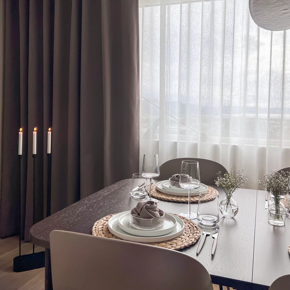 Flamskyddad brun gardin i matrum