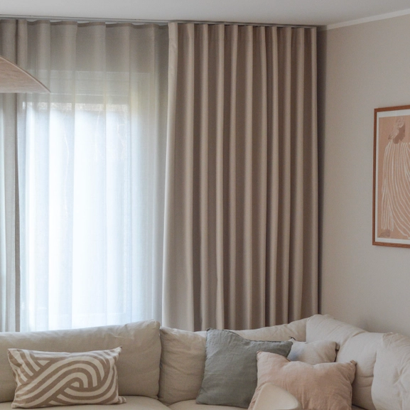 Dubbla beiga gardiner, Saga och Nova, i vardagsrum