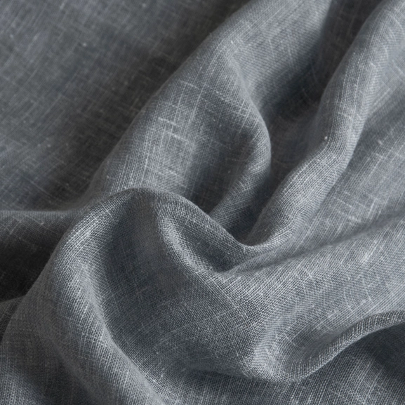 Närbild på gardintyg Saga i blått