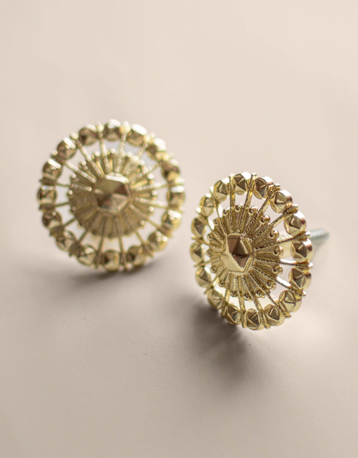 Fäste till gardinomtag i romatinisk och snirklig stil