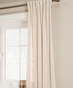 Gardinstång med rund knopp i antikmässing med beige gardin