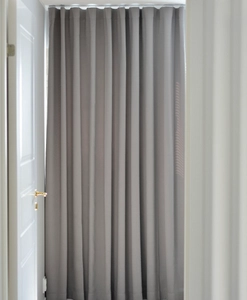 Måttillverkad hotellgardin Dokie, mörkläggande 95%, ljusgrå