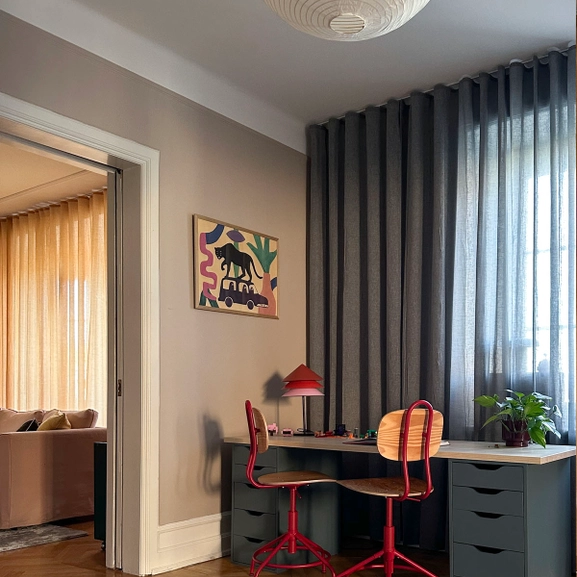 Blå gardin i kontor i en retrostil