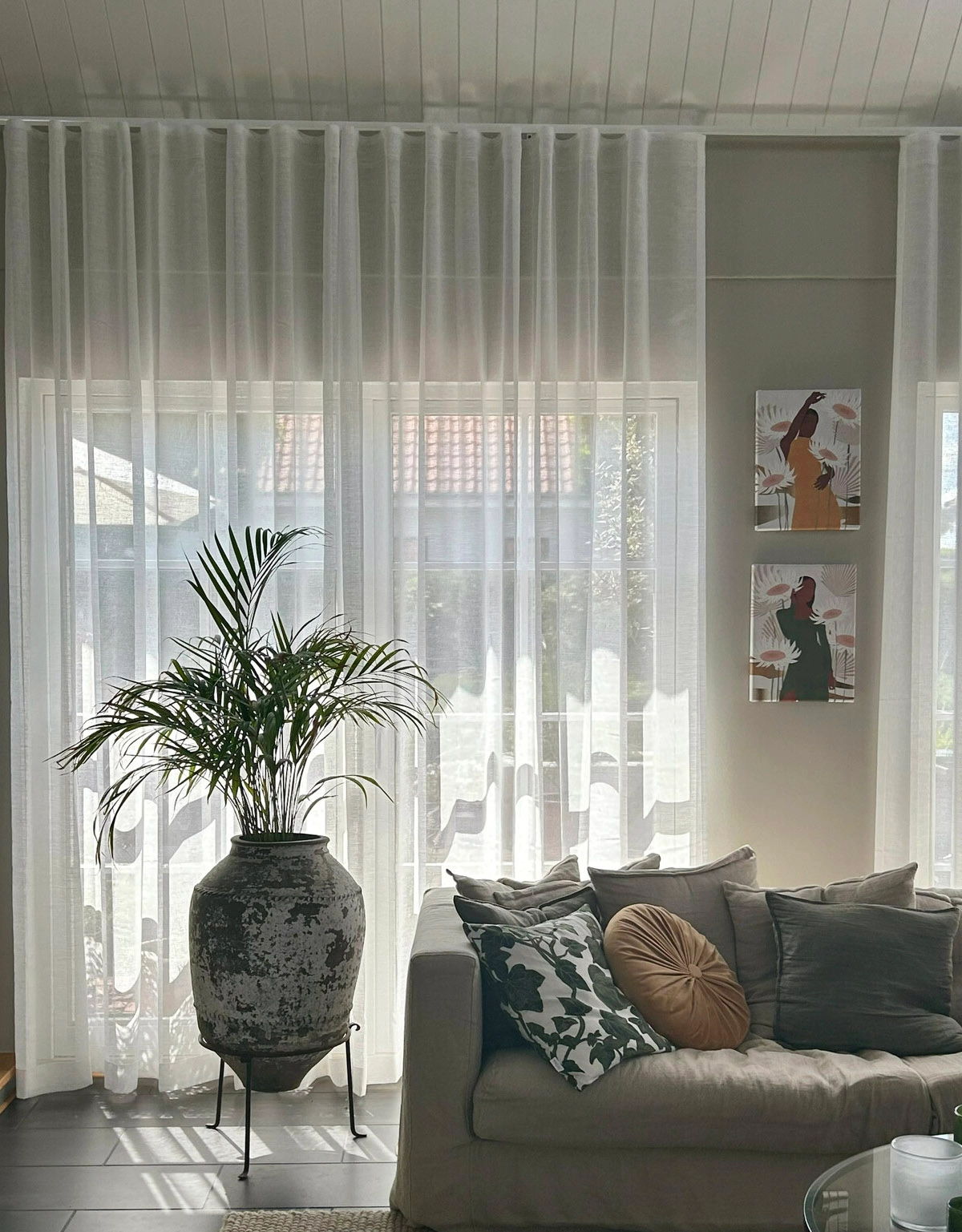 Vit avskärmande gardin i vardagsrum