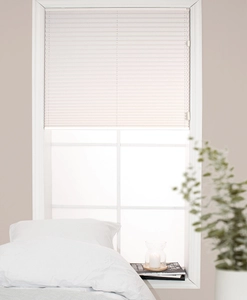 Plisségardin i fönster