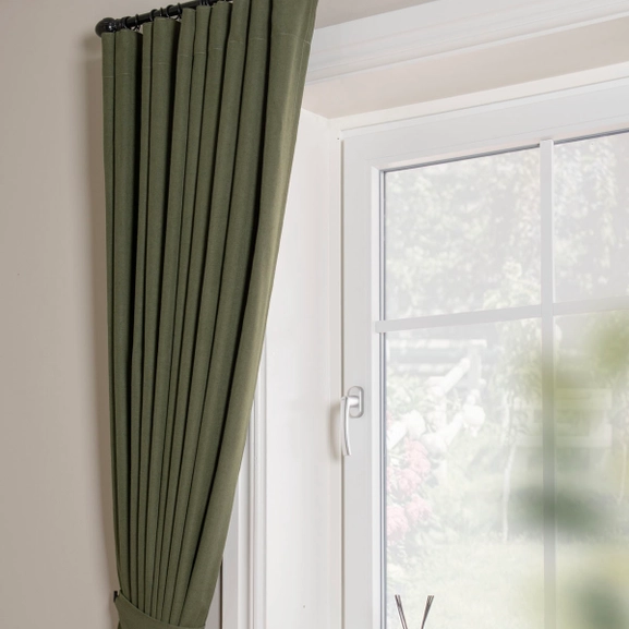 Grön gardin med matchande omtag i tyg