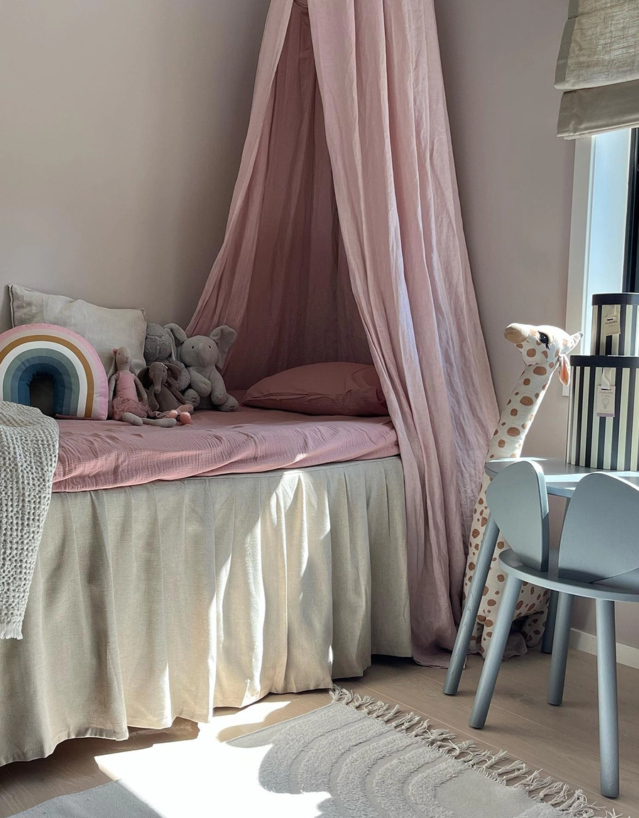 Beige sängkappa i barnrum