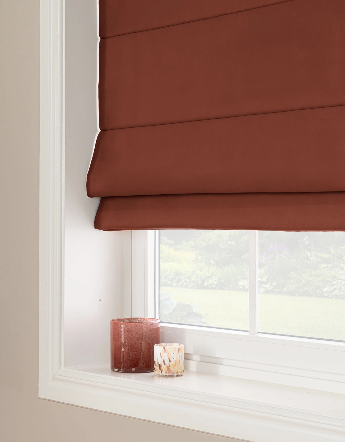 Roströd mörkläggande hissgardin