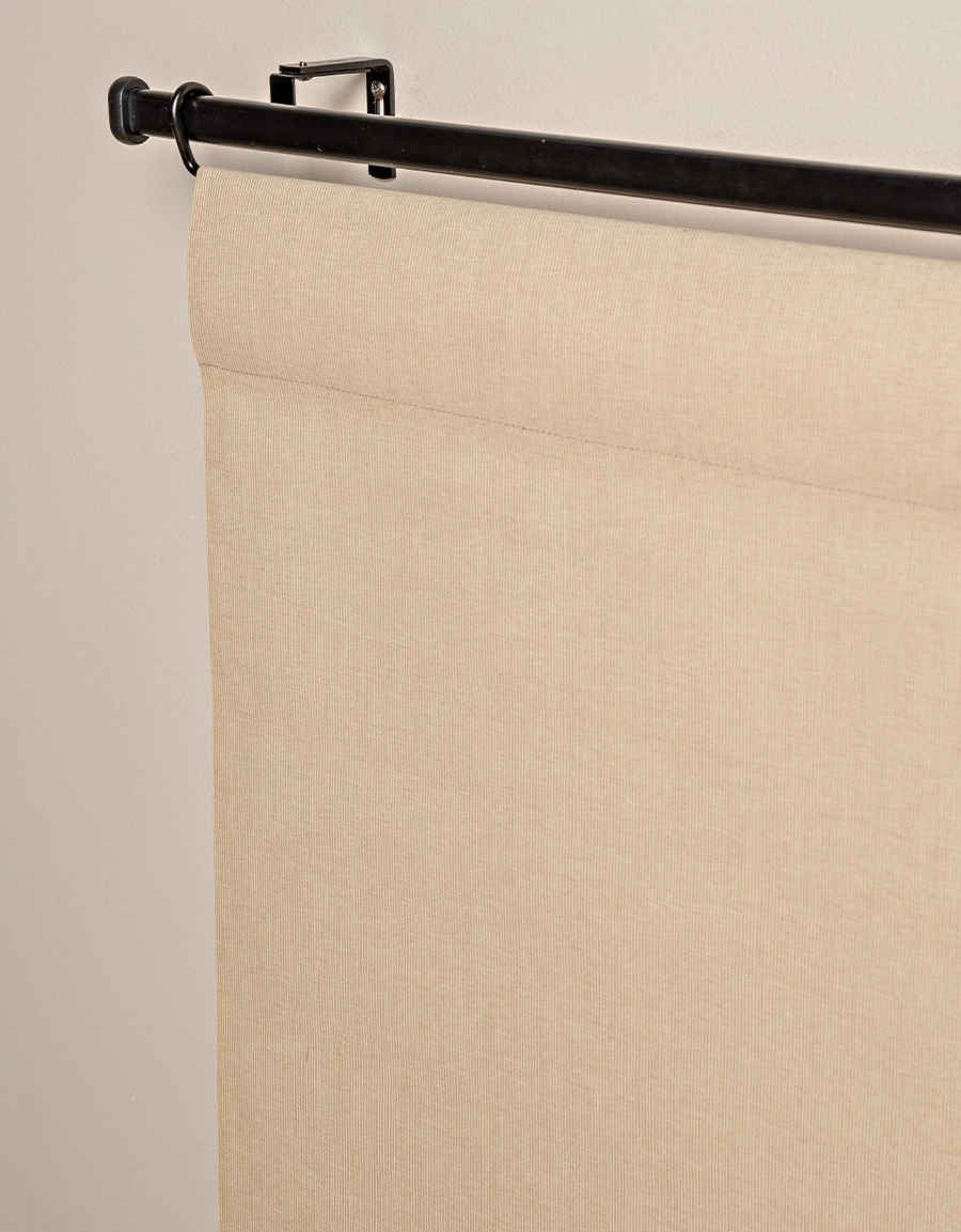 Närbild av beige panelgardin med struktur