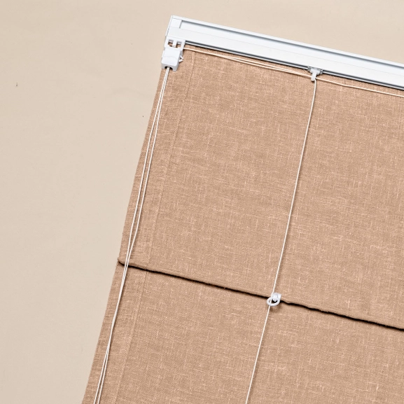 Baksidan av en hissgardin som visar mekanism med lina