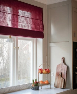 Julig hissgardin i rött, upphängd i kök