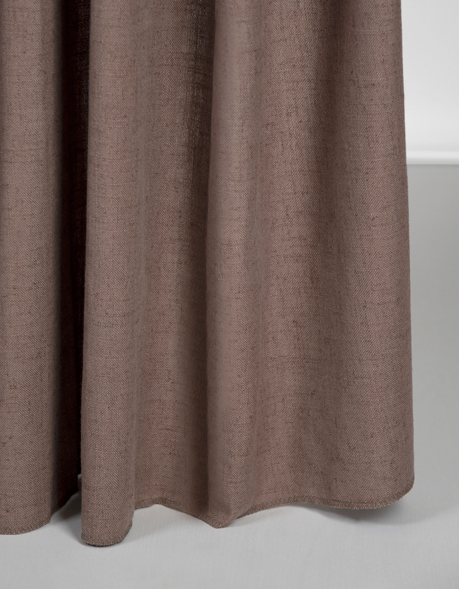 Närbild på söm på gardin Lina, brun