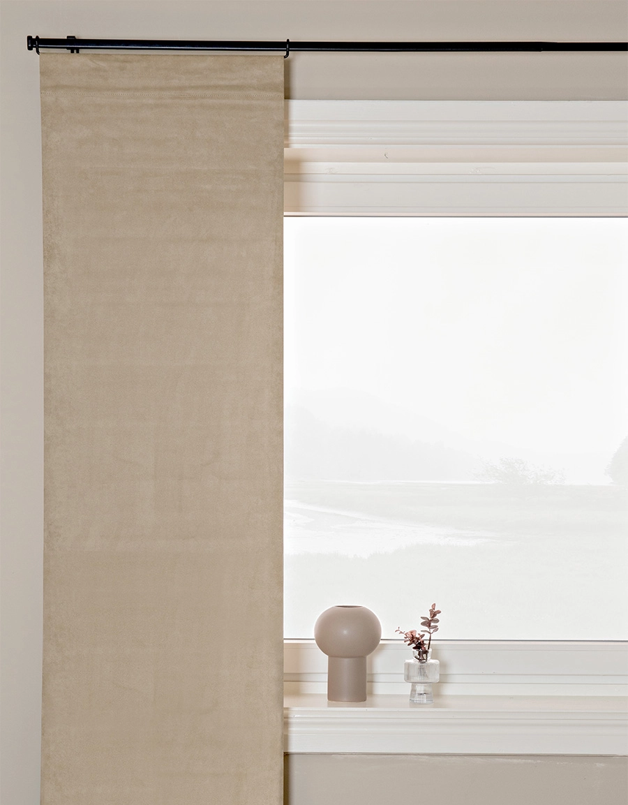 beige panelgardin med mockastruktur på gardinstång