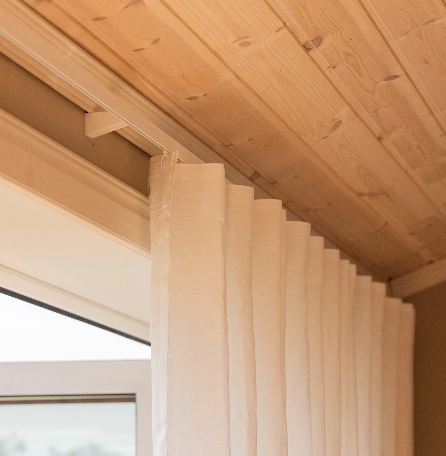 Wabeupphängning på vägghängd gardinskena