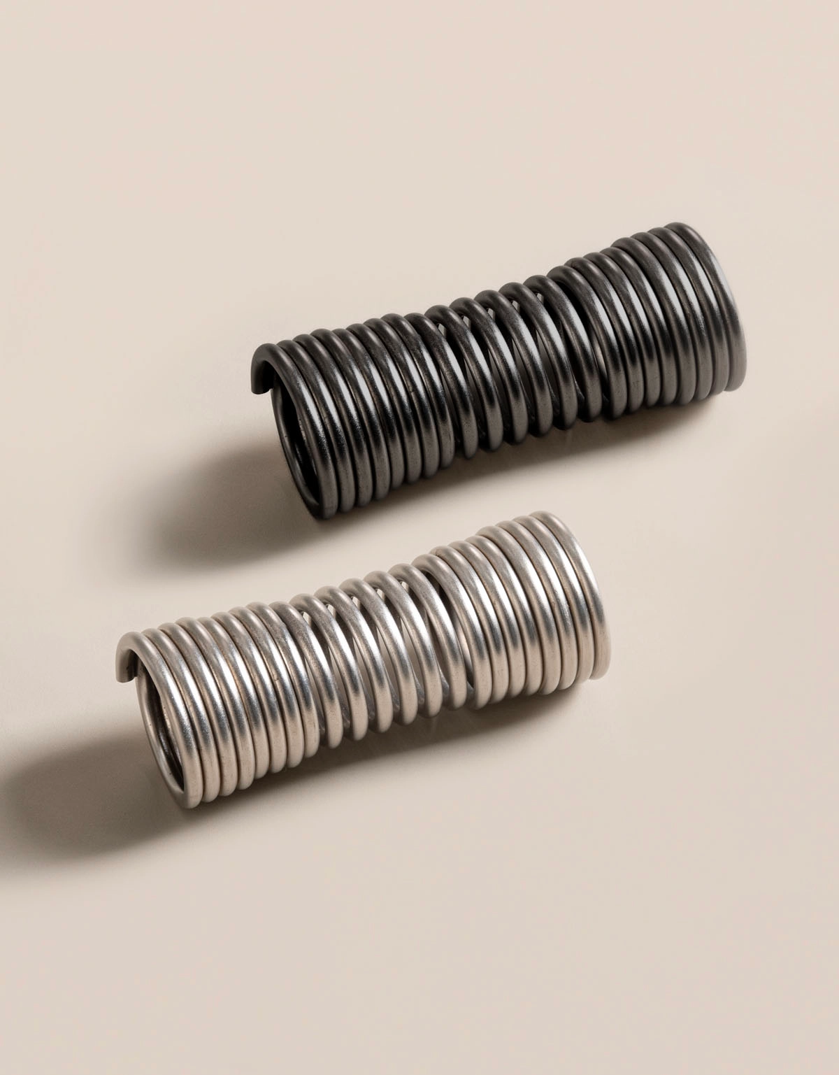 Hörnskarv i silver och svart till gardinstänger