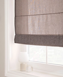 Hissgardin i avskärmande greige väv