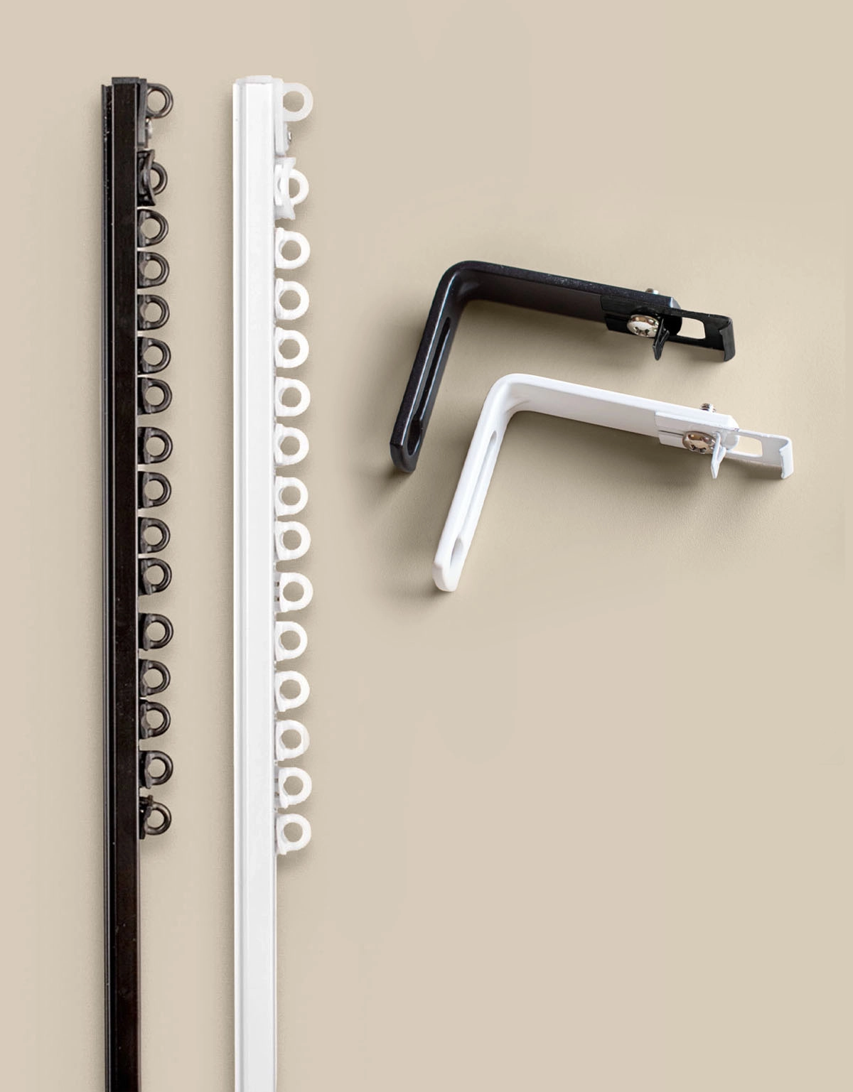 svart och vit u-skena med väggfästen