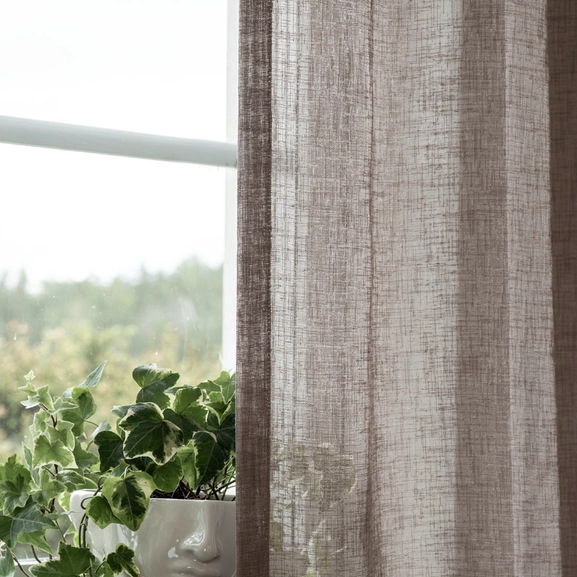 Närbild greige gardin