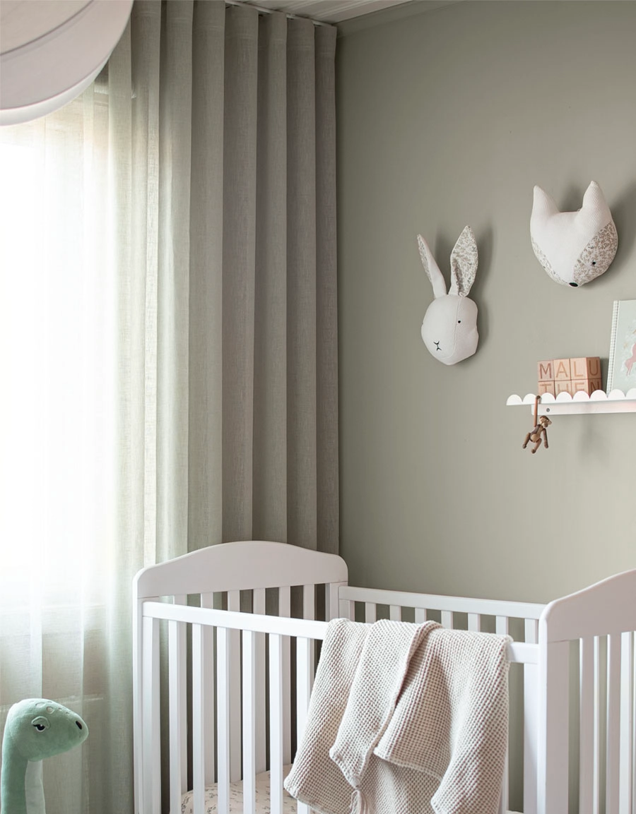 Grön transparent gardin i grönt barnrum