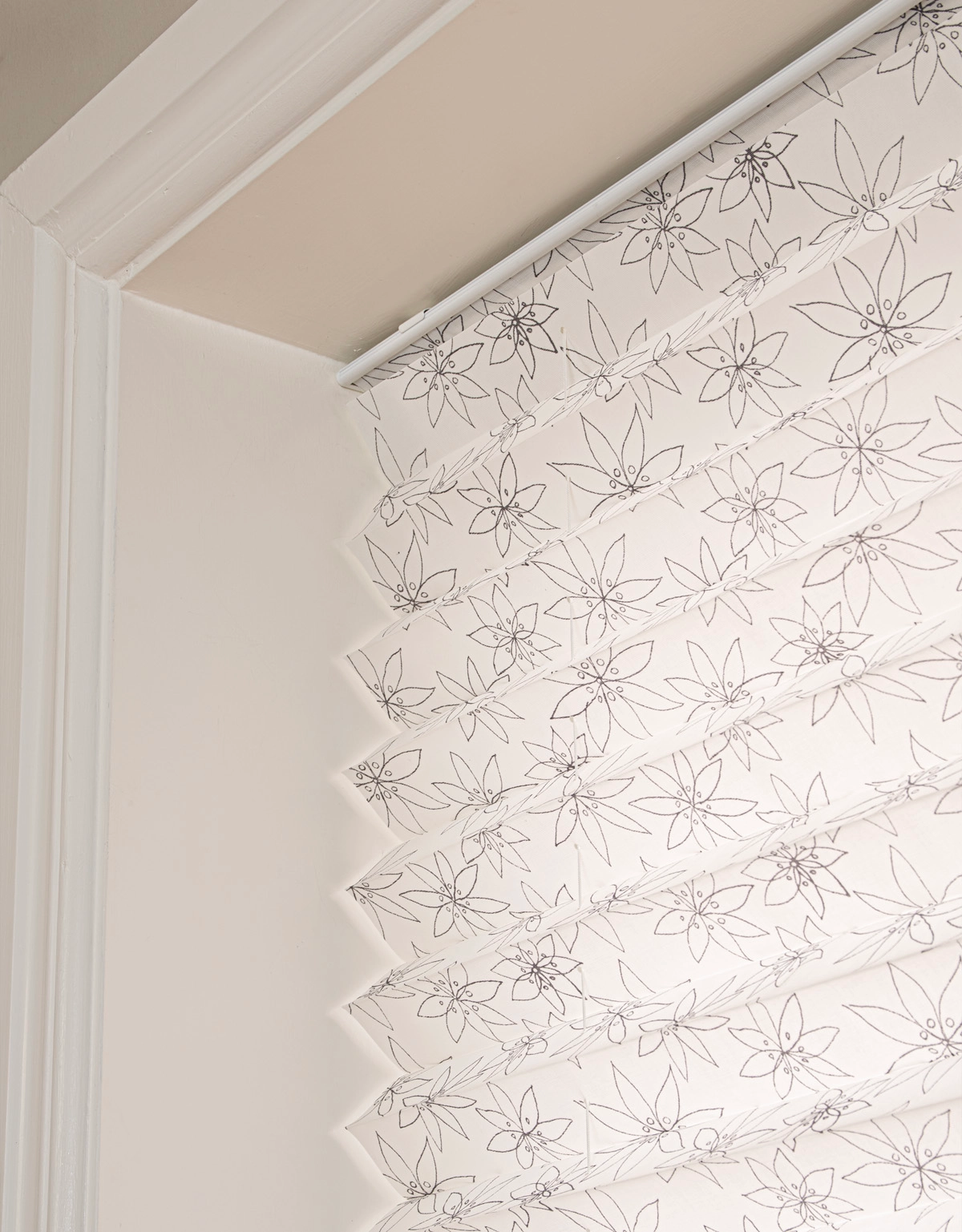 Blommig, avskärmande plisségardin