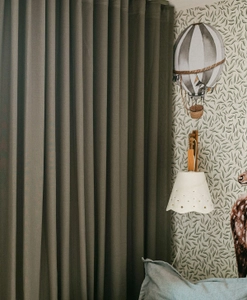 Dovgrön gardin på grön gardinskena i barnrum