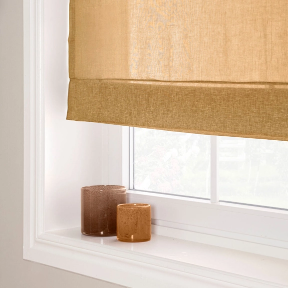 Hissgardin i avskärmande senapsguld väv