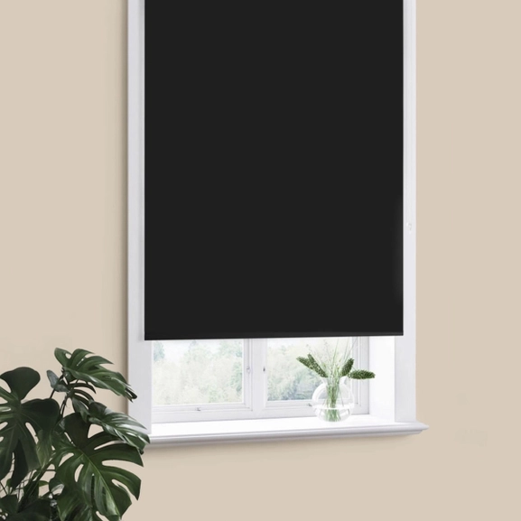 mörkläggande-rullgardin-titan-svart