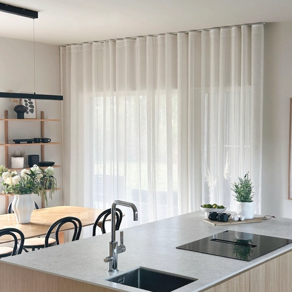 Vit skir gardin i kök