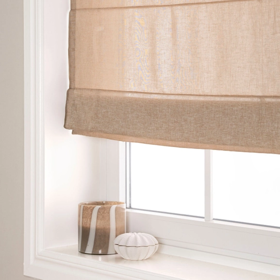 Hissgardin i avskärmande beige väv