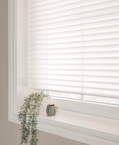 Rullgardin med textillameller i vitt