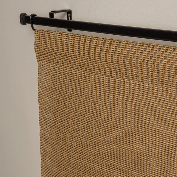 Närbild på naturfärgad rustik panelgardin