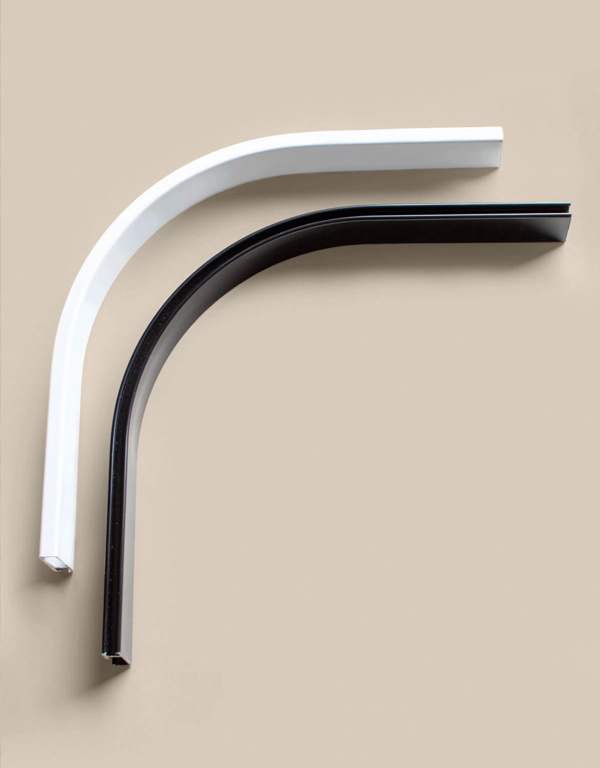 Hörnböj i vitt och svart till gardinskena Alex