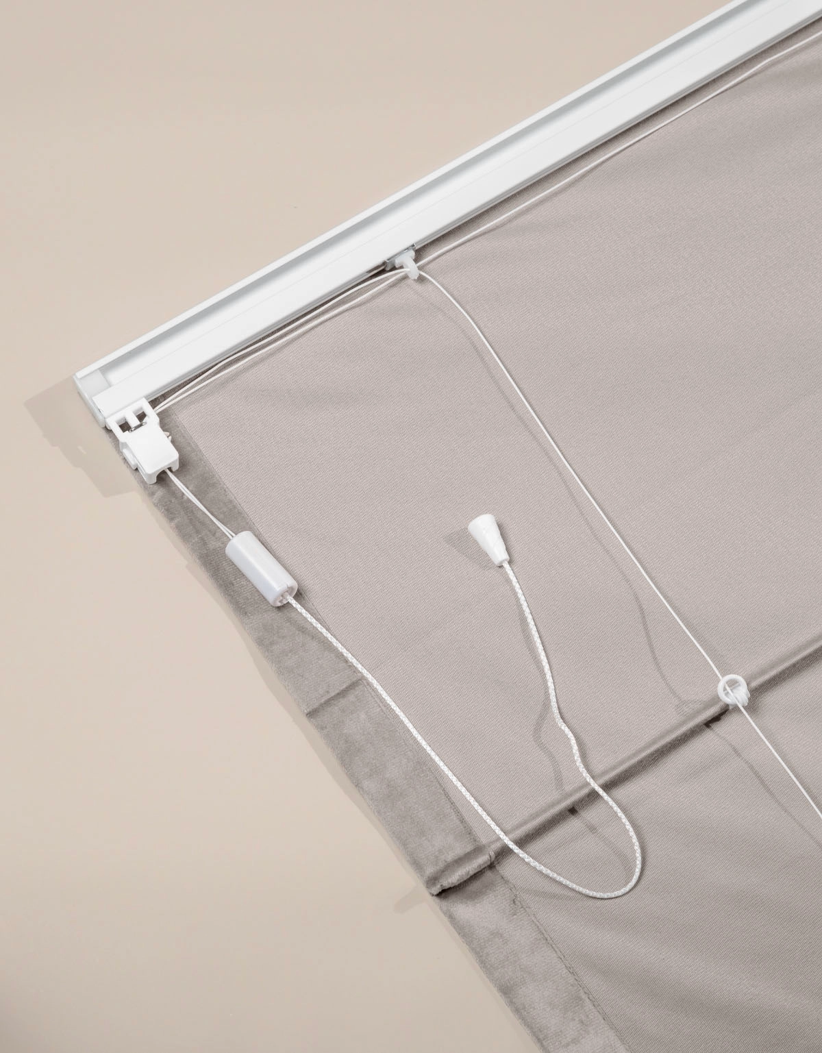 Baksidan av en varmgrå hissgardin i sammet med linlås