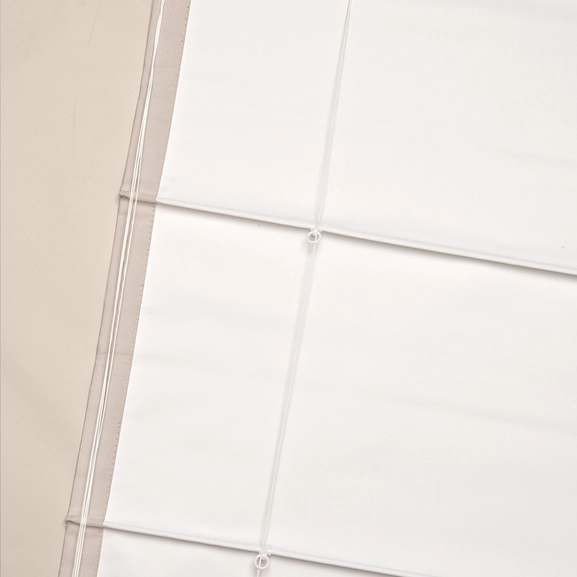 Baksida av mörkläggande hissgardin