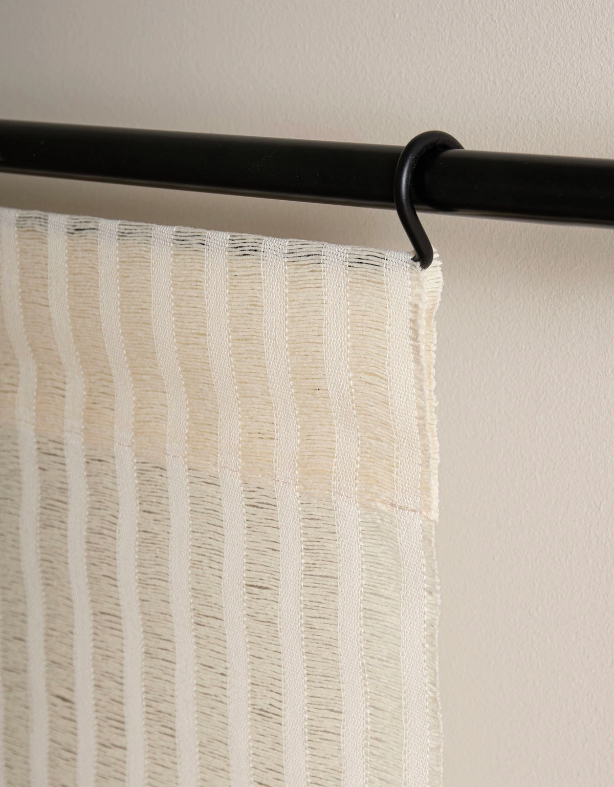 Svart panelhängare på stång