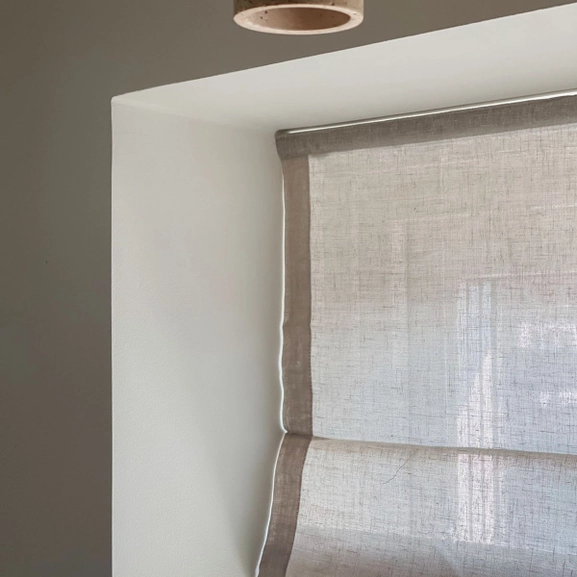 Närbild på hissgardin Saga i beiget avskärmande tyg