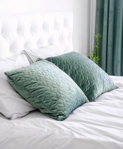 Duvgrönt kuddfodral i kviltad sammet