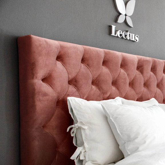 Sänggavel i mörkrosa sammet