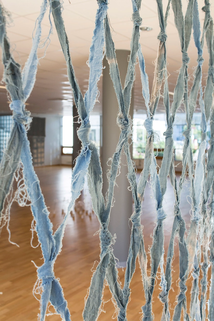 Närbild på ihopknutet jeanstyg