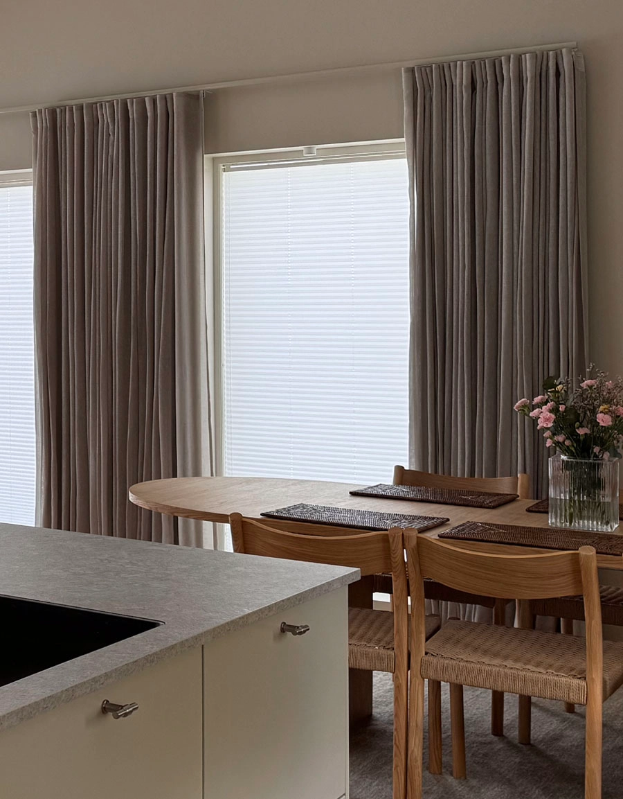 Beige gardin i matrum