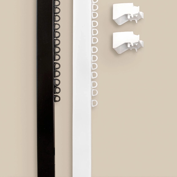 Svart och vit gardinskena Alex med takfästen