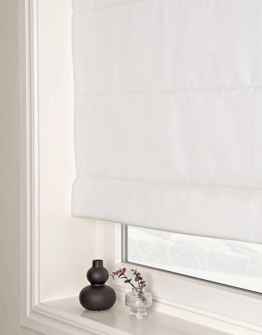 Vit, avskärmande hissgardin