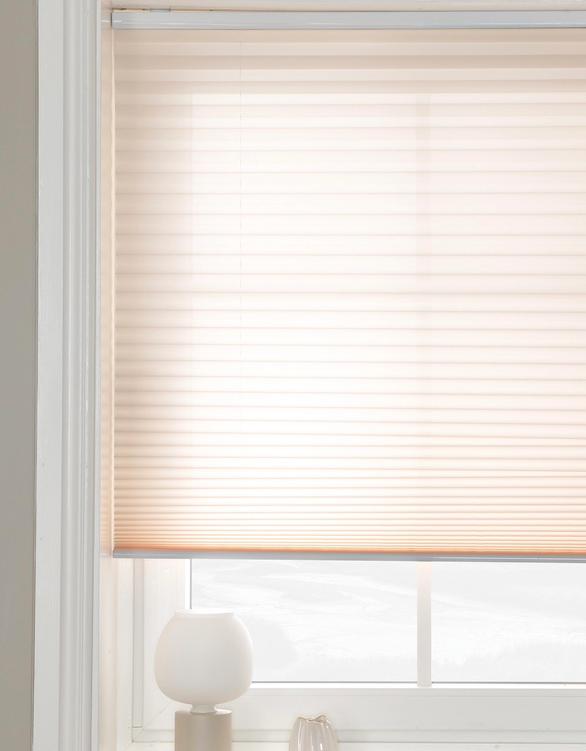 Närbild beige plisségardin