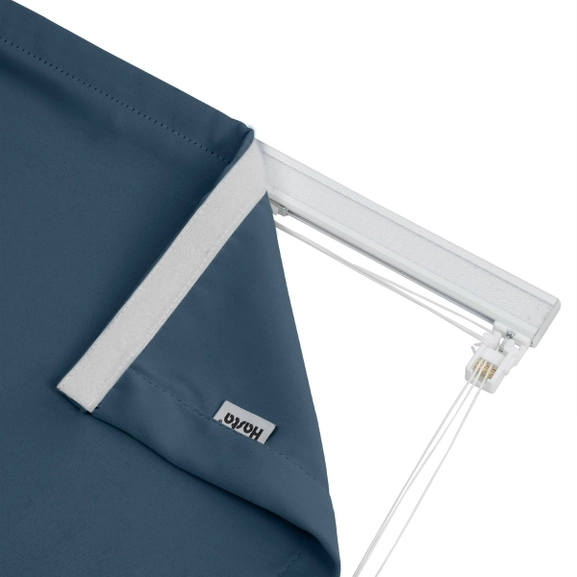 Närbild på mörkläggande hissgardin Dokie, blå