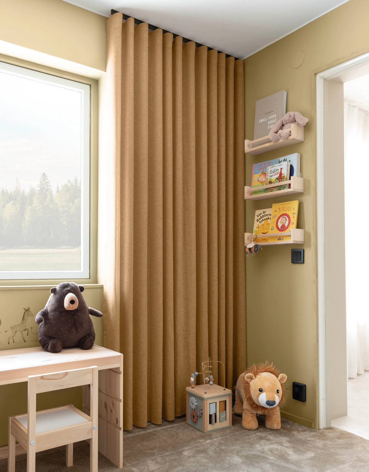 Senapsgul, skir gardin i barnrum