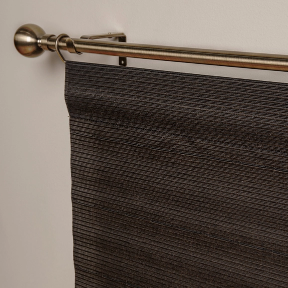 Närbild på mörkbrun panelgardin med struktur