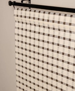 Närbild på rutig lantlig panelgardin
