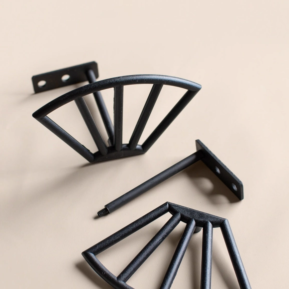 Svart omatgsfäste i solfjäderform