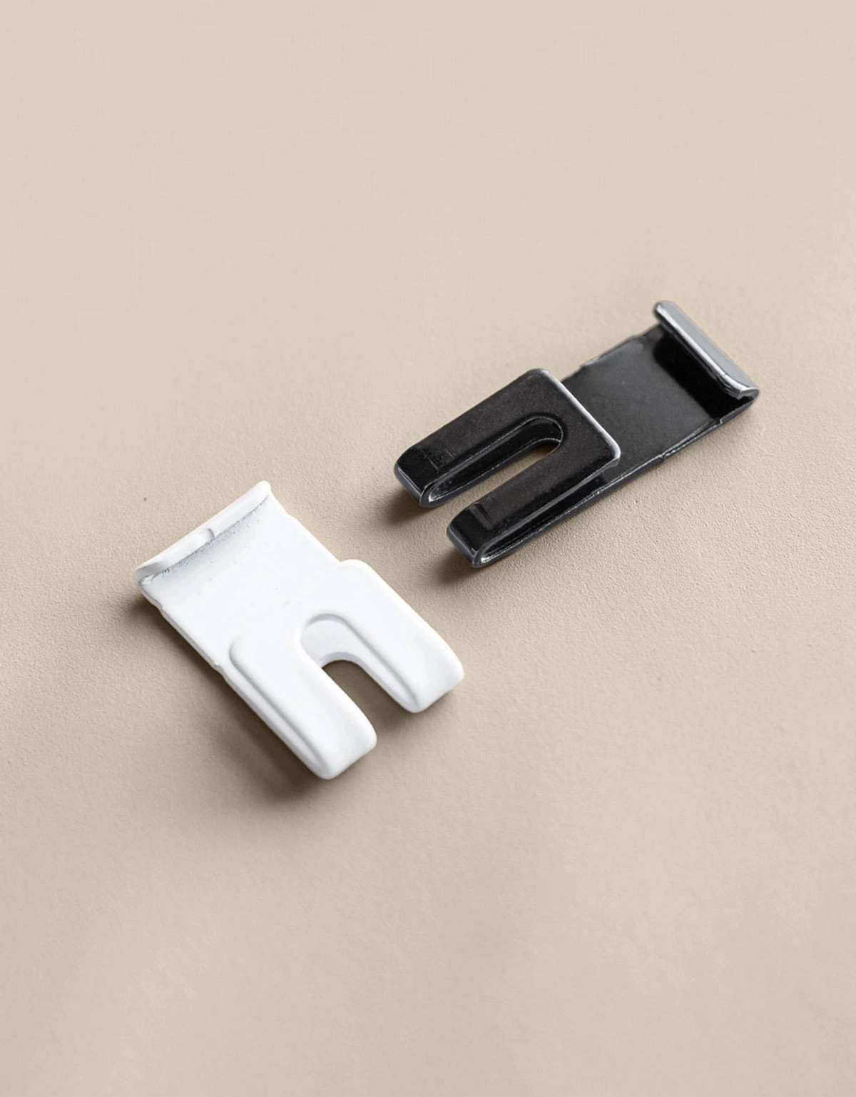 Vitt och svart takfäste till u-skena