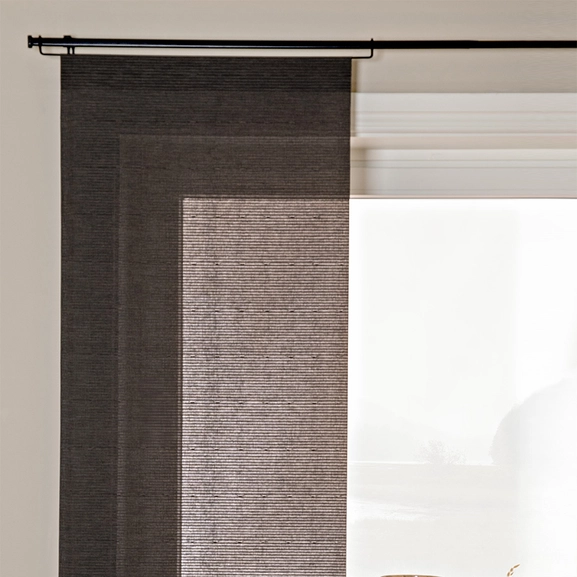 Närbild på mörkbrun panelgardin med struktur